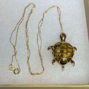 10kt Gold Turtle Pendant Necklace with 10kt chain!🩷